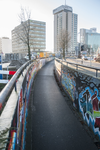 825724 Gezicht op de zuidelijke toerit van de fietstunnel onder het Westplein te Utrecht, uit het noorden, met op de ...